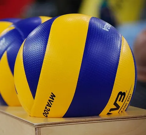 Un pallone da pallavolo Mikasa MVA200 giallo e blu, il pallone ufficiale da gara